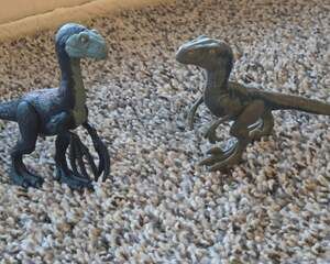 Jurassic World Therizinosaurus and Velociraptor Dinosaur Figure